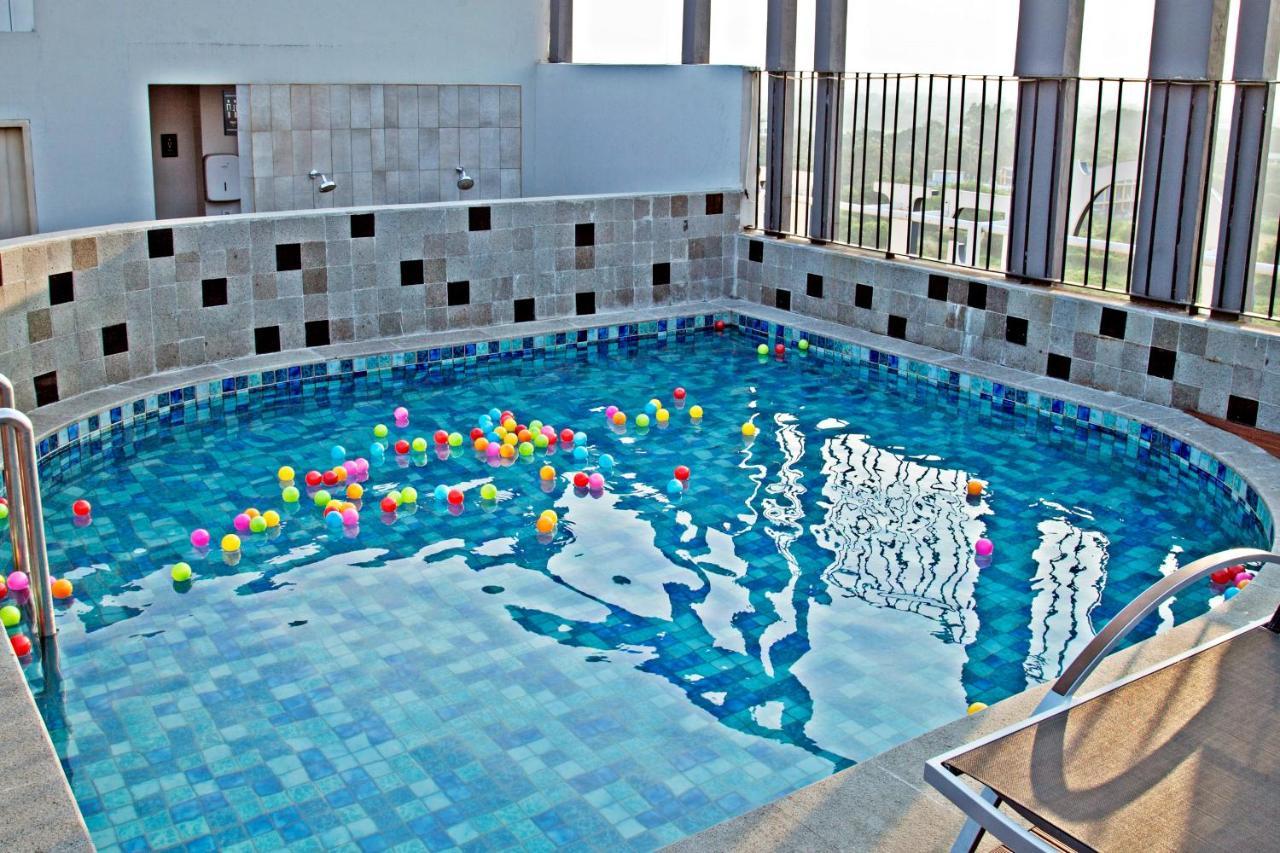 Swiss-Belinn Cikarang Ngoại thất bức ảnh